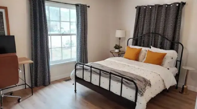 Cozy 2 Bedroom with Mid-Century & Farmhouse Vibes