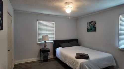 Beautiful 2BED Apt @ JamesWay in West End Area!