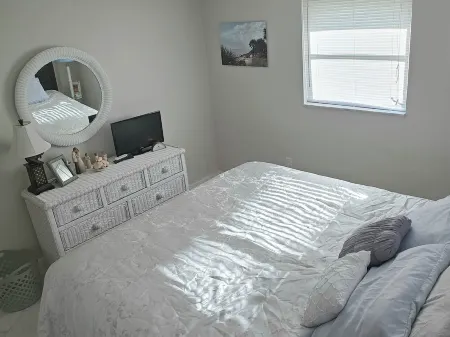 Private Golden Beach access on Venice Island Отели в г. Венис