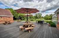 Lakehurst Park Hotels in Lillingstone Dayrell with Luffield Abbey