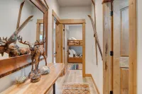 2 minutes from Ski Lifts! 3-bedrooms with Private Hot Tub! Walk to Ski Shuttle!