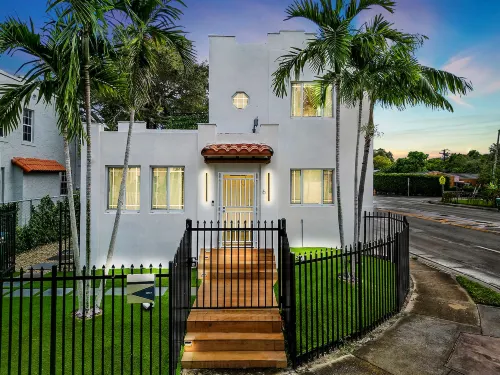 Modern Villa with Hot Tub and Central Location - Stylish Escape