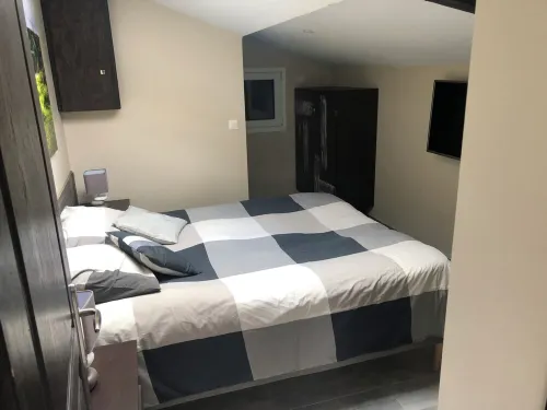 La Ravine, house on the banks of the loing for up to 6 people, with canoes and rowing boat.