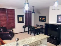 Cozy upstairs apartment in lovely Altus with downtown view, AC, WiFi Hotels in Altus
