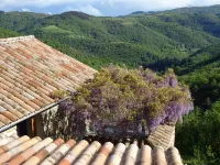 Gite de Chapelèche les Glycines Pour 8 à 10 Personnes Hotels in Gluiras