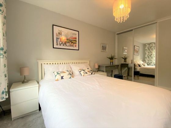 7 Mins to Gatwick Airport, Easy Commute to London! Comfortable King Size Bed!
