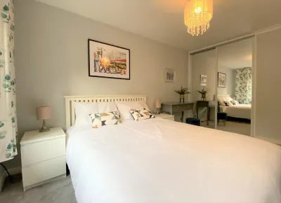 7 Mins to Gatwick Airport, Easy Commute to London! Comfortable King Size Bed! Hotels near Redhill