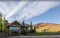 2br+loft Townhome @ base of Dollar Mtn. ski area; hot tub & pool