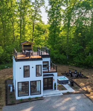 Rooftop deck with AMAZING Views, Fire table, Bar, Hot tub and Pet Friendly!