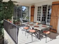 Grande Maison Idéale Pour Deux Couples Hotels in Velleron