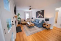 Luxury 2 bd lakefront Modern porch fire pit fisherman boat dock walk to downtown Hotels in Clarksville