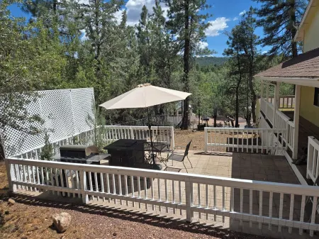 Beautiful home with wrap around deck. 1800 SQ Feet - 3 bedrooms and nice views! Отели в г. Строберри