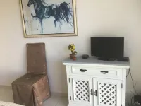 Apartment in a haven of peace 10 mm from the Mediterranean Sea.