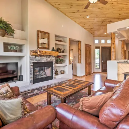 Torreon Townhome w/ Balcony: Hike, Fish & Unwind!