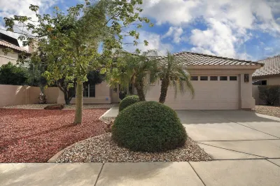 Lakefront Luxury Home with a Heated Pool, close to Peoria Sports Complex Hotels near The Legend at Arrowhead