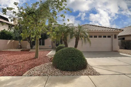 Lakefront Luxury Home with a Heated Pool, close to Peoria Sports Complex Отели рядом с достопримечательностью «The Legend at Arrowhead»