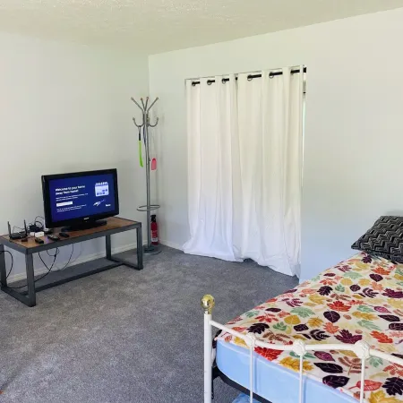 Spacious 3BR Home w/ 8 Beds, Big Yard & Parking – Near Canton & Hall of Fame