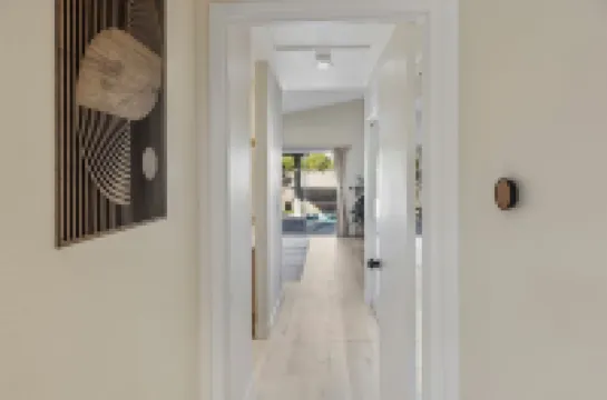 Desert Dreams - Charming 2-bedroom house with a salt water pool