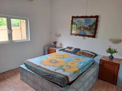 Pretty detached Creole house in its private fenced park Hotels in Albion