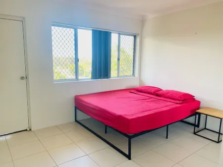 Quiet, 3km from Brisbane CBD, large 2-bedroom apartment Отели рядом с достопримечательностью «QUT Kelvin Grove Campus»