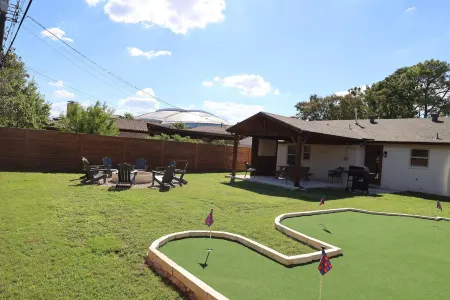 Entertainment District Retreat in Arlington- Short walk to the stadiums!