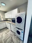 Cozy Queen, Private Bathroom and Entryway
