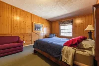 Eagle Cabin at the Riviera Resort in Neillsville, Wisconsin! 듀허스트 호텔