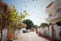 Modern Comfort - 2BR Steps from Beach & Cafés