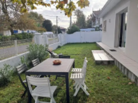 Family house, near Mauret beach with garden, sleeps 6 昂代諾萊班酒店