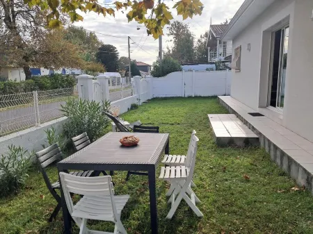 Family house, near Mauret beach with garden, sleeps 6 Отели в г. Андернос-ле-Бен