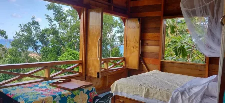 Ecolodge on 25 acre estate, 2 beaches, wide variety of fruit and flowers. Отели в г. Калибиши