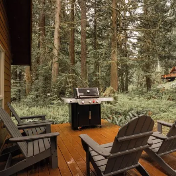 Family Cabin on Quiet Cul-de-Sac with Hot Tub and Cedar Sauna near Mt Baker