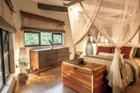 Private 4 Bedroom Safari Villa in Central Kasane on the Chobe River  호텔