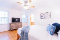 Beach Retreat - Spacious Top Level APT, Walk to Carolina Beach, Lake & Park