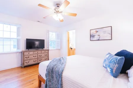 Beach Retreat - Spacious Top Level APT, Walk to Carolina Beach, Lake & Park