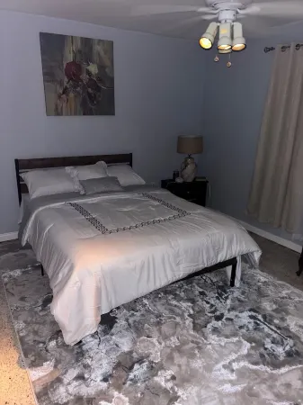 Charming 2-bedroom house with AC, WiFi in brilliant North Miami Отели рядом с достопримечательностью «Музей современного искусства»