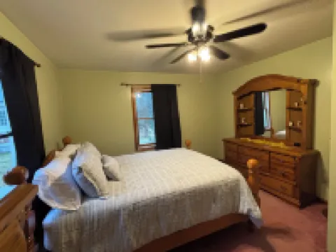 Charming, pet-friendly 2-bedroom house with WiFi, AC in delightful Lewistown 米夫林縣酒店