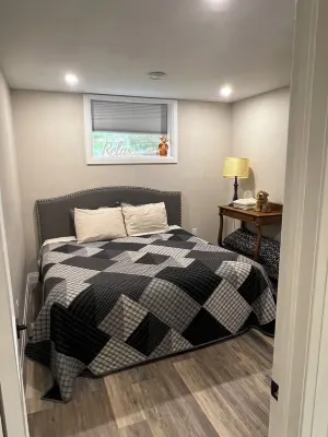 5 min walk to the beaches of Georgian BayFamily fun cottage, pool table Hotels in Tiny