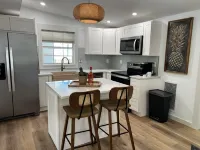 Stylish & comfortable, new Salt Water Hot Tub & 1 mile away from 5th Ave & Beach