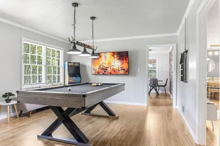 Cozy Home w/ Pool Table, Arcade & Firepit