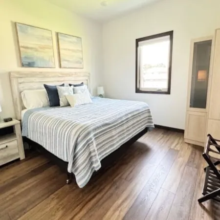 River Bluff Getaway– Upper  3BR/2BA Upper Level Unit with Gorgeous Deck Views