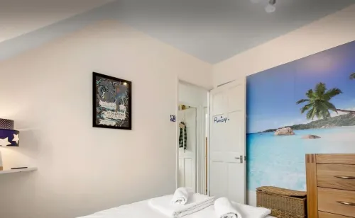 Chalet style home with large garden and beach hut within 2 minute walk Các khách sạn ở Herne Bay