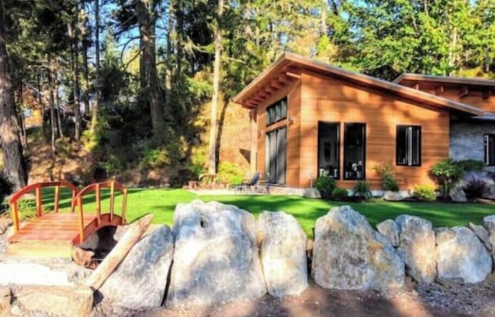 Secluded, peaceful, ocean front home. Close to all amenities/outdoor activities.
