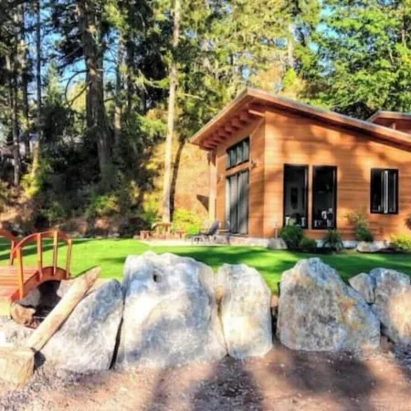 Secluded, peaceful, ocean front home. Close to all amenities/outdoor activities.