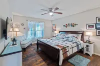 Vintage 50's & 60's theme Country Home on Wooded Acres near Franklin, Tennessee