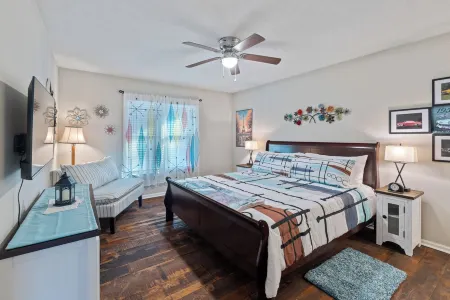 Vintage 50's & 60's theme Country Home on Wooded Acres near Franklin, Tennessee