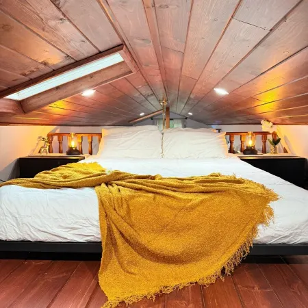 Romantic Barn Retreat • 7 Private Acres •  Fire Pit