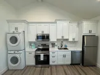 Bright & Modern Gem: Central Location ~ NewEntire 2BD/1BA Guesthouse