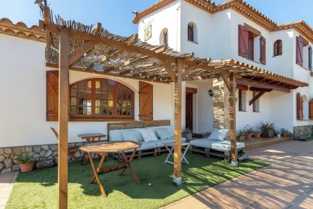 Ca la Goyi: swimming pool, games room, petanque, table soccer, ping-pong... All in one. Отели рядом с достопримечательностью «Termes Romanes De Caldes De Malavella»