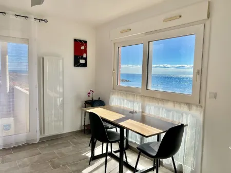 Appartement Front de mer 4 Personnes Dans Residence Sécurisée , Piscine Parking Отели в г. Фронтиньян